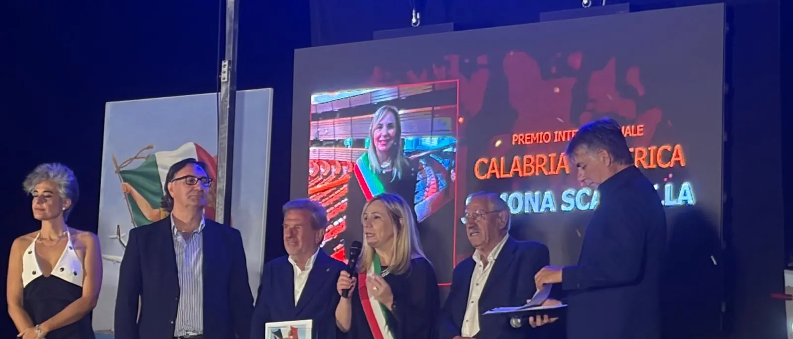 Premio Calabria America 2026, riconoscimento al sindaco Simona Scarcella per legalità e impegno civile\n