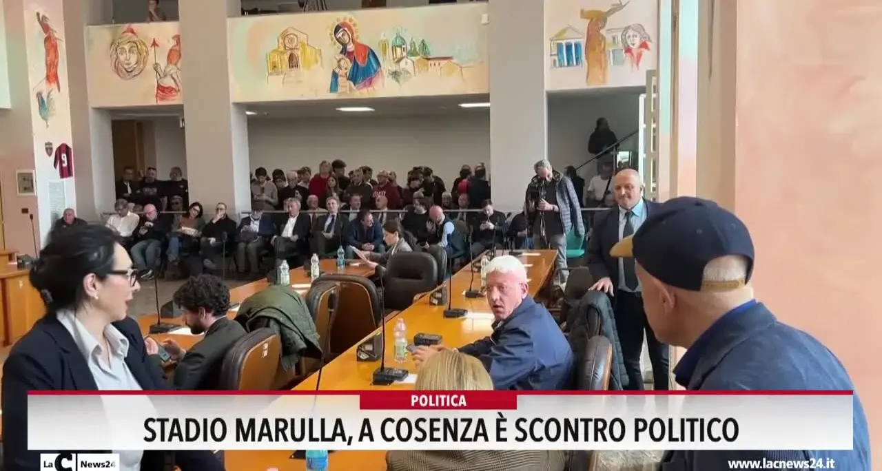 Stadio Marulla, a Cosenza è scontro politico
