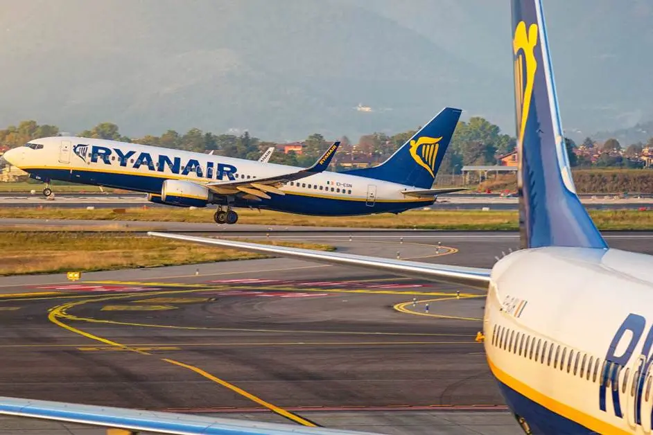 <p>Caro carburante, Ryanair taglia i voli (anche) in Calabria per l’inverno 2026: ecco quanti ne saltano</p>