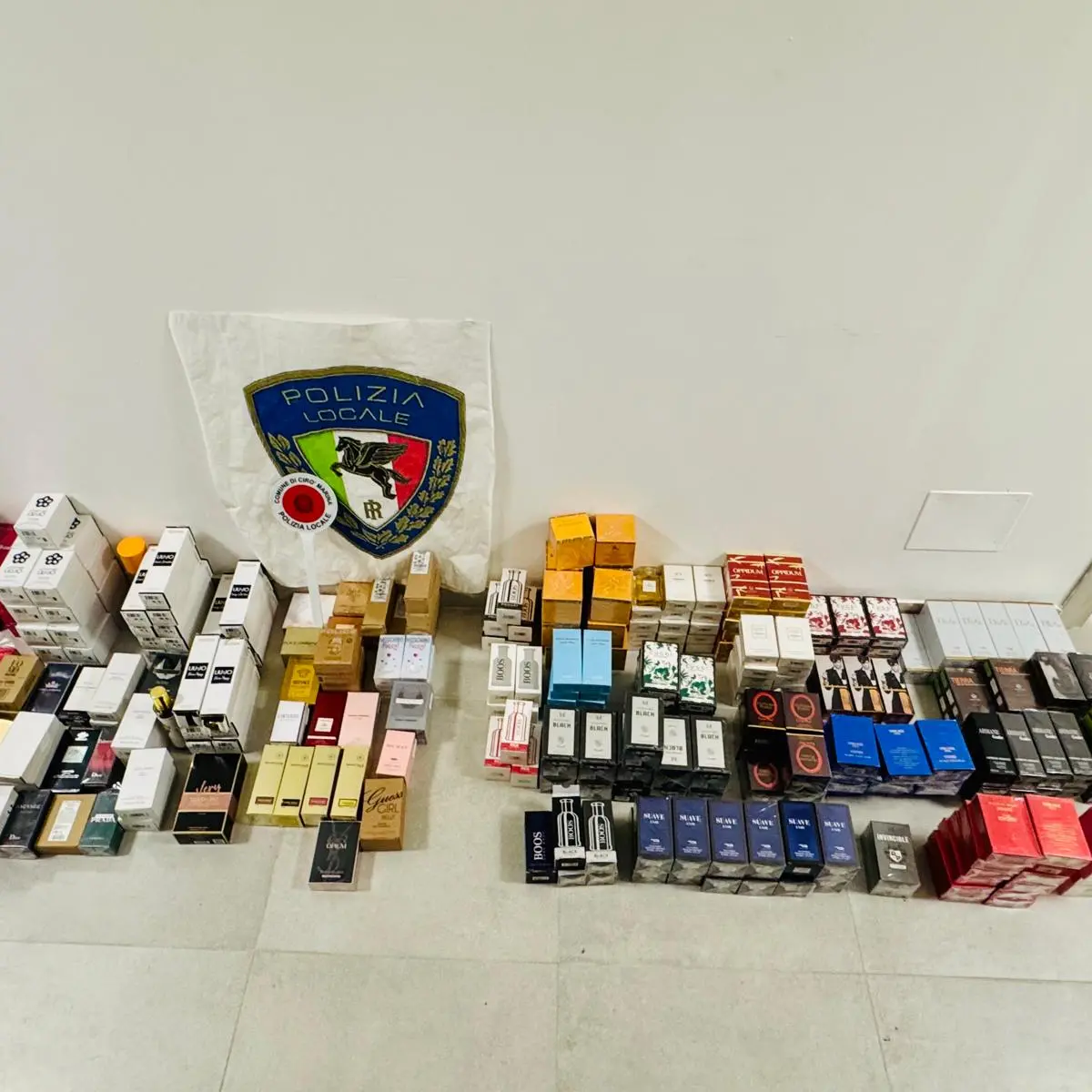 Cirò Marina, stretta sull’abusivismo commerciale: scattano sequestri e multe per oltre 35mila euro\n