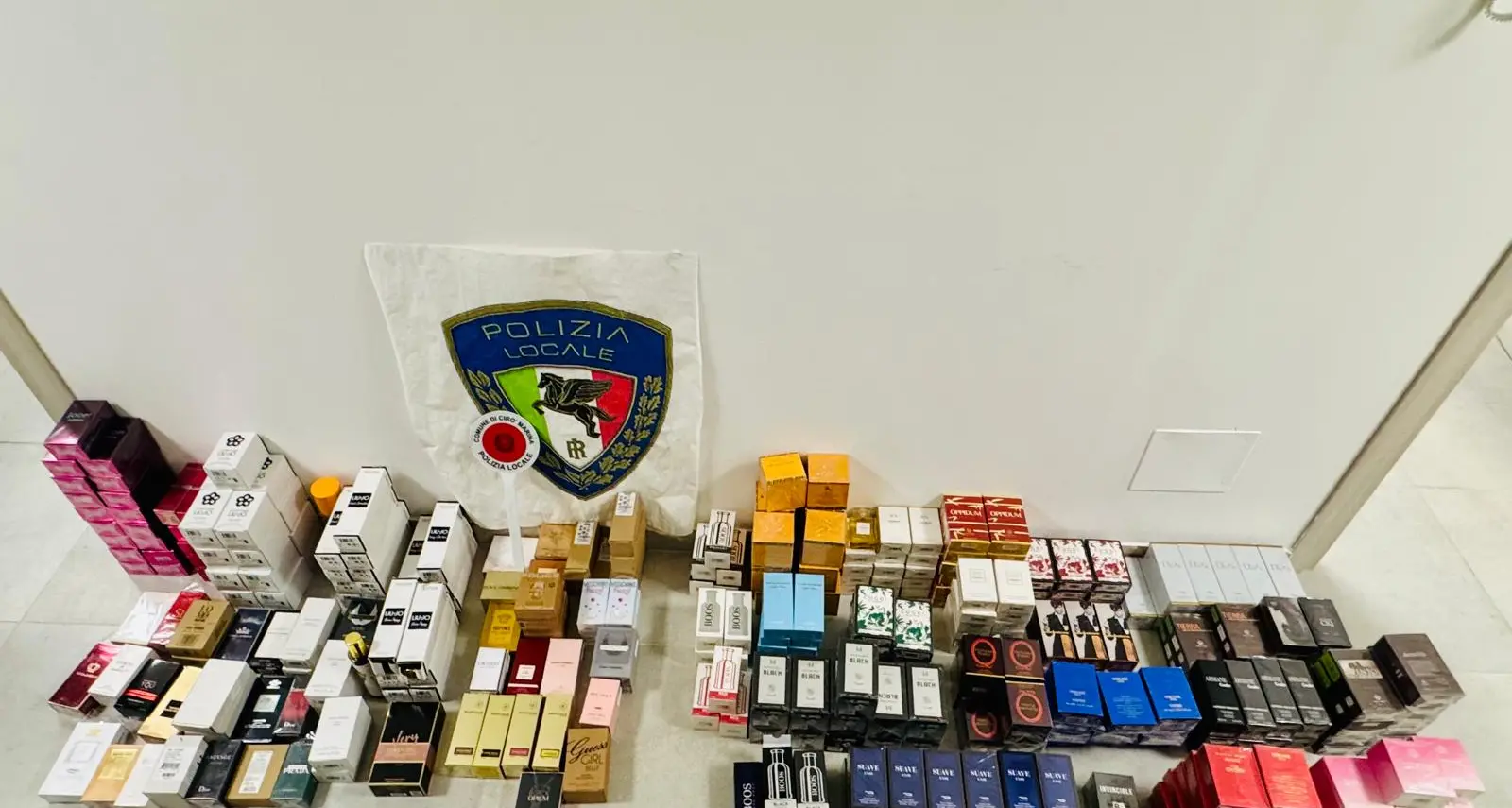 Cirò Marina, stretta sull’abusivismo commerciale: scattano sequestri e multe per oltre 35mila euro\n