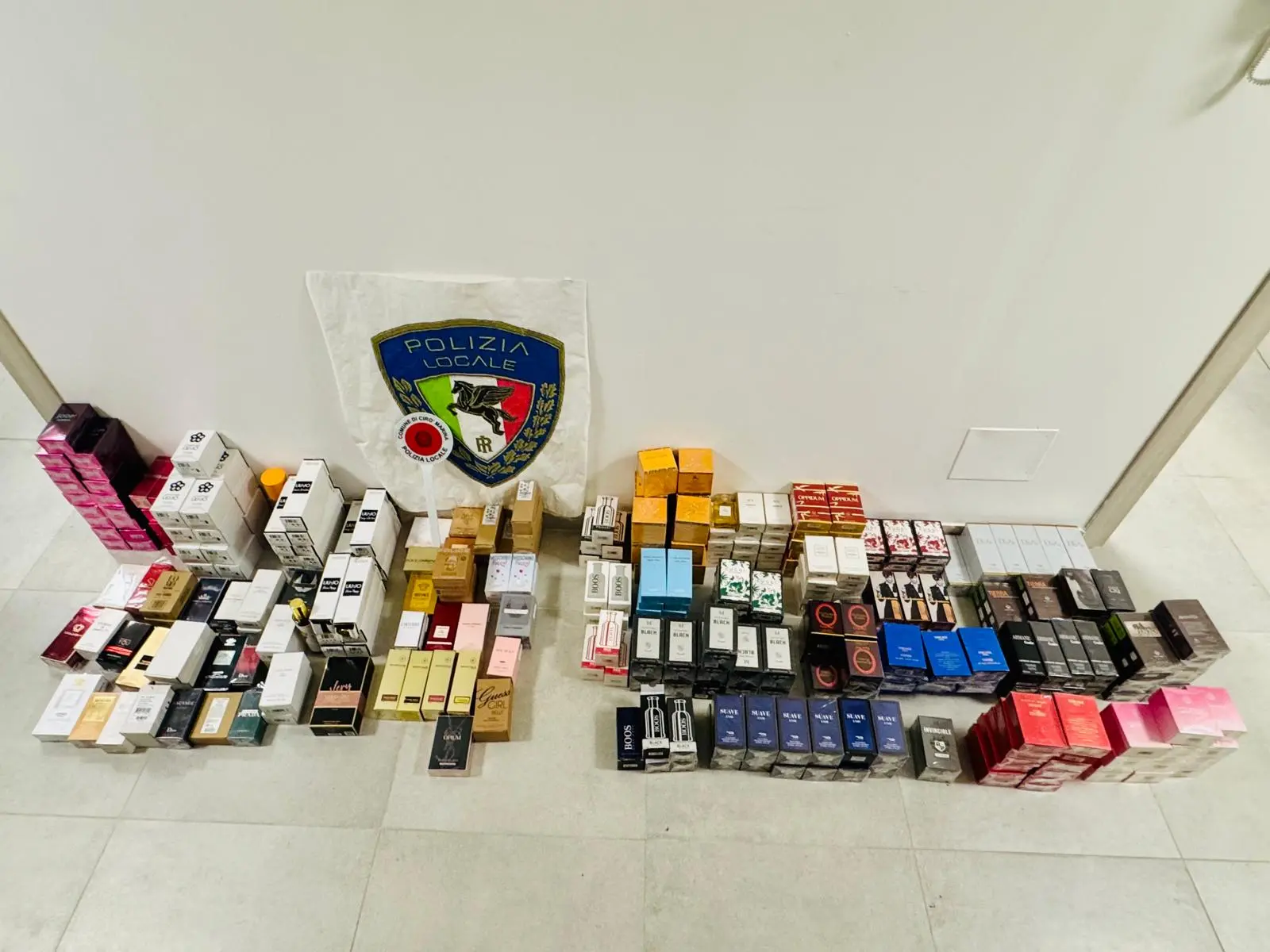 Cirò Marina, stretta sull’abusivismo commerciale: scattano sequestri e multe per oltre 35mila euro\n