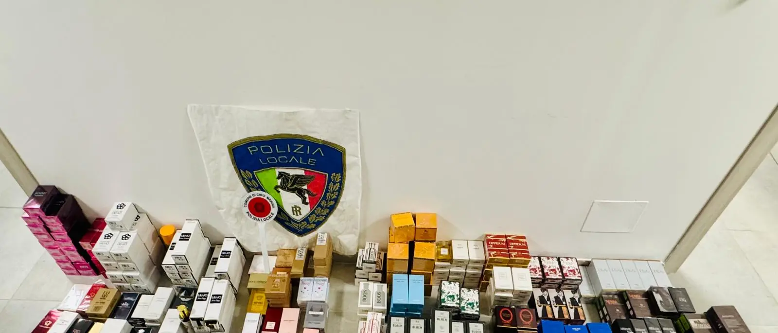 Cirò Marina, stretta sull’abusivismo commerciale: scattano sequestri e multe per oltre 35mila euro\n