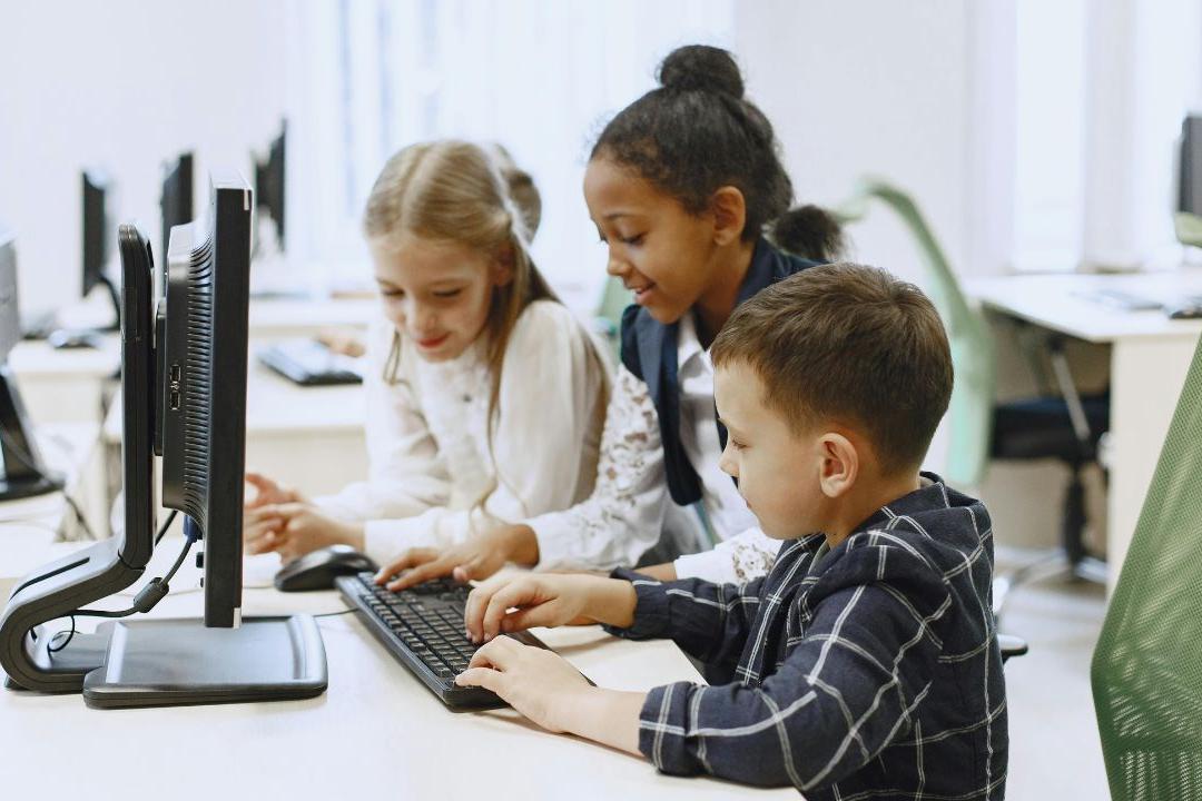 Il potere di dire no: la mancata svolta scolastica sull'IA e l'audacia rivedibile dei sindaci italiani