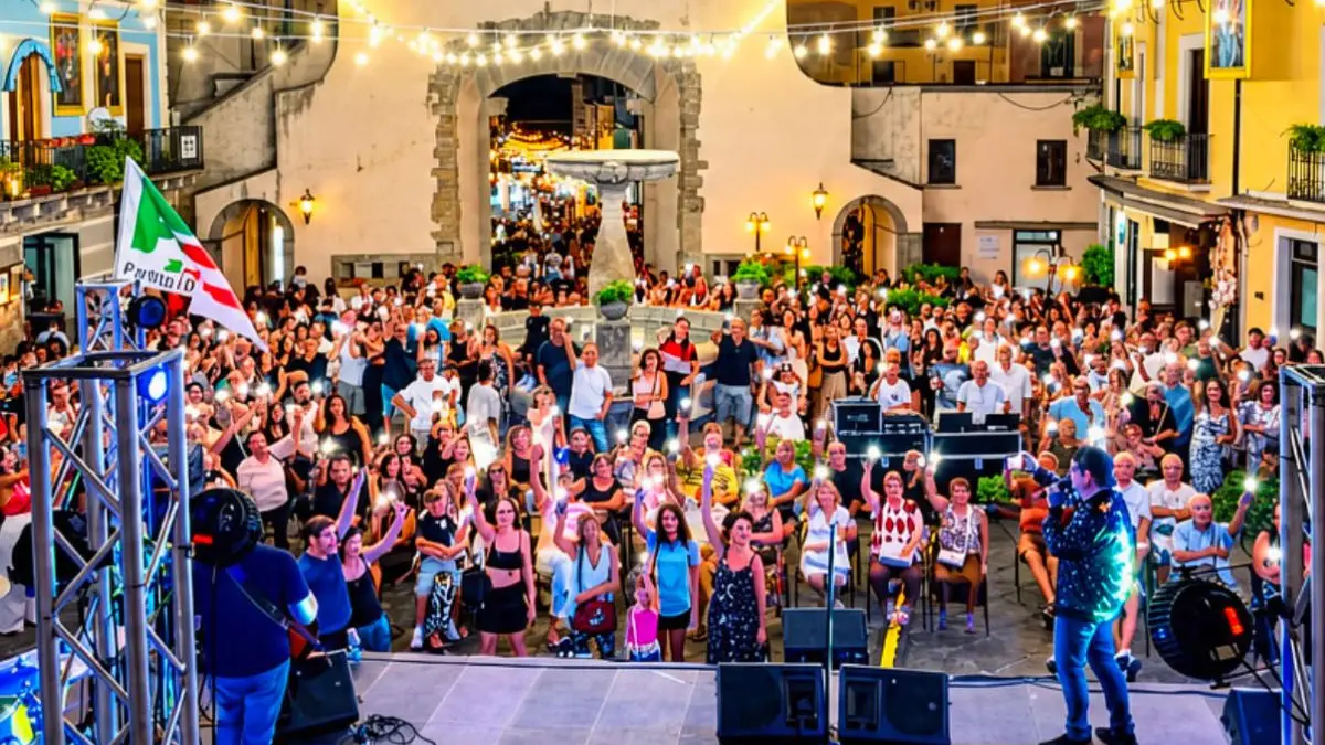 <p>Piazza del Popolo gremita durante la Festa Democratica organizzata dal Pd di Paola</p>\\n