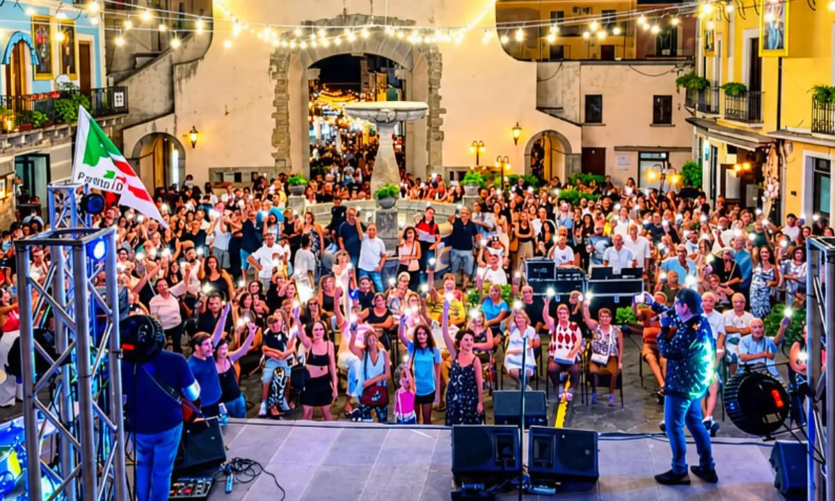 Festa Democratica a Paola, piazza gremita. Il Pd: «Da qui si ricomincia»\n