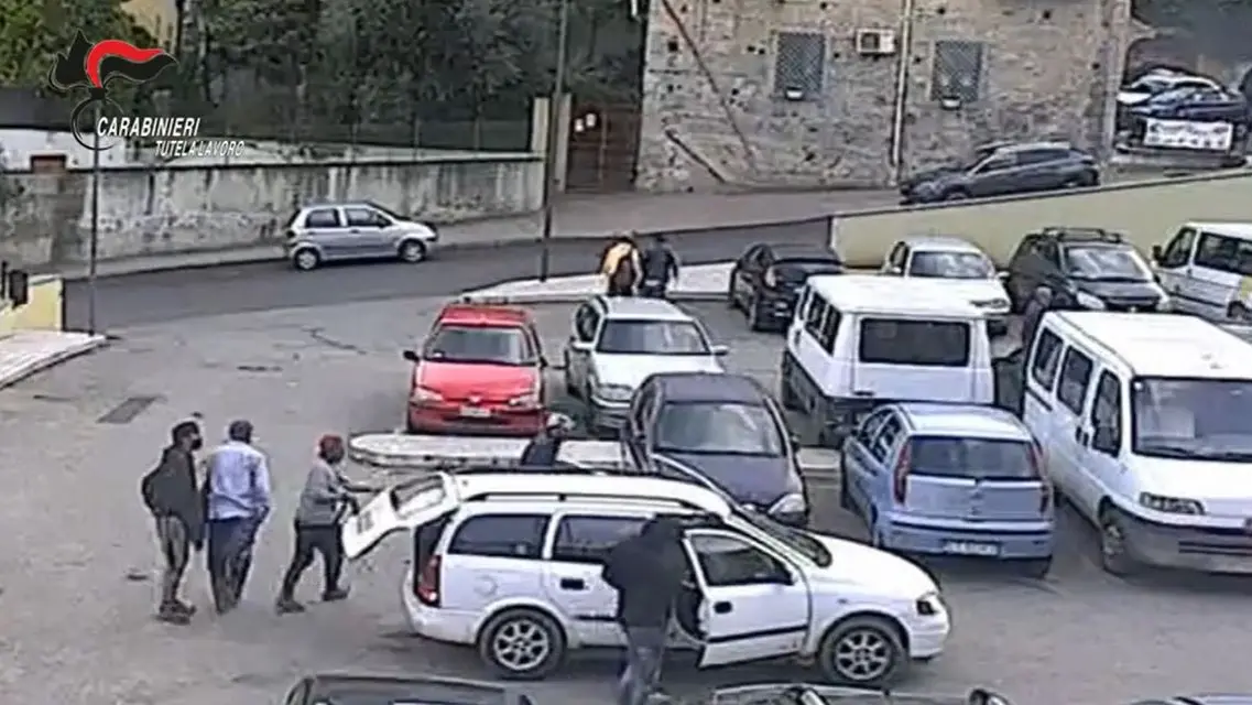 <p>La piazza nella quale i braccianti venivano caricati e scaricati a fine giornata</p>\\n