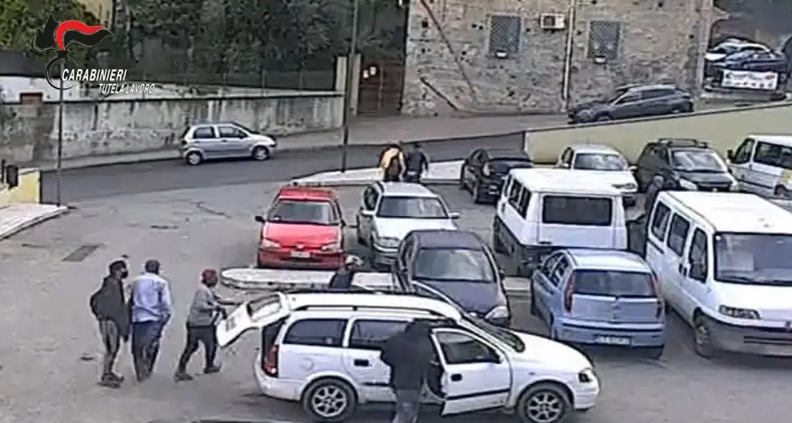 Sfruttamento nella Sibaritide, l’estorsione seguita in diretta: 27 euro per una giornata di lavoro e il resto al caporale\n