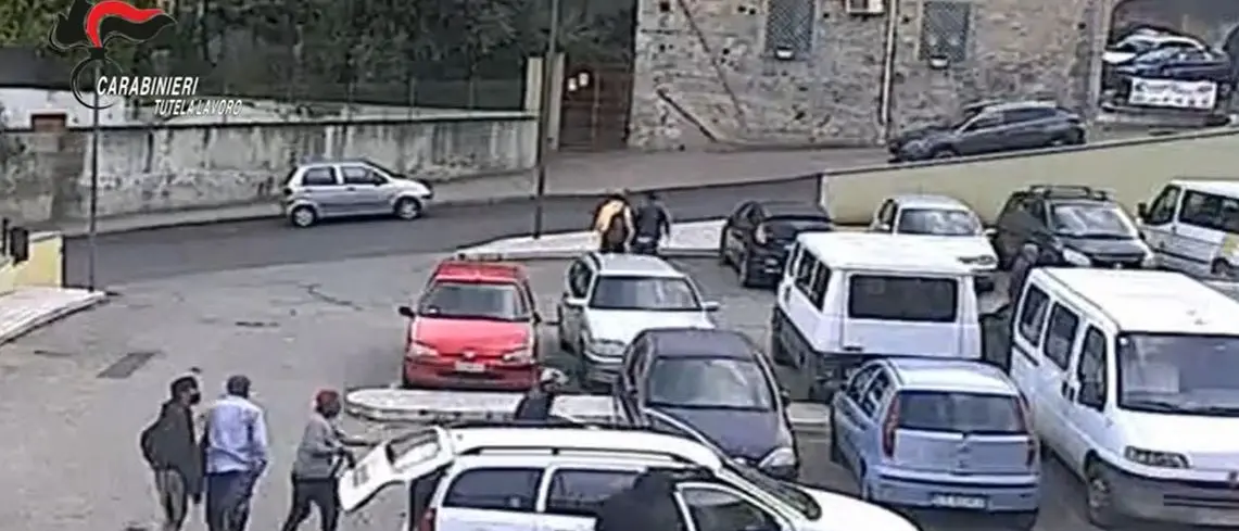 Sfruttamento nella Sibaritide, l’estorsione seguita in diretta: 27 euro per una giornata di lavoro e il resto al caporale\n