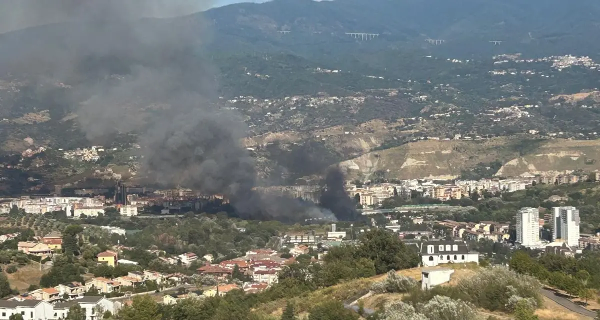 Incendio lungo l’A2, traffico bloccato prima dello svincolo di Cosenza Sud verso Reggio\n