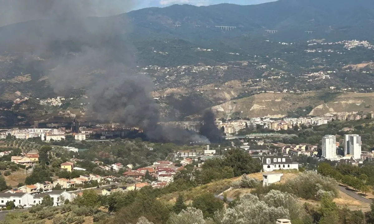 Incendio lungo l’A2, traffico bloccato prima dello svincolo di Cosenza Sud verso Reggio\n