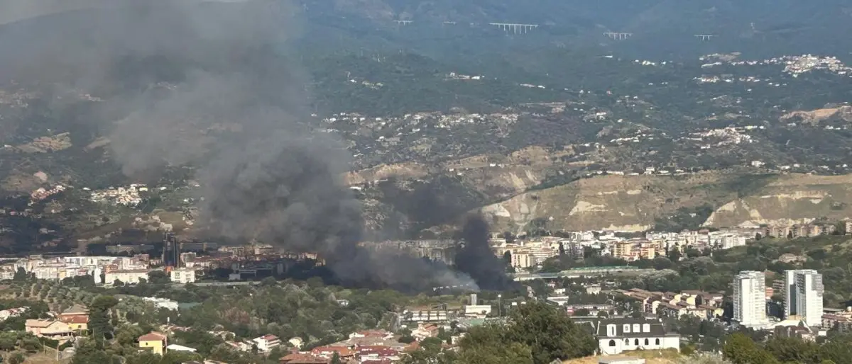 Incendio a Cosenza, fiamme vicino a un distributore: nessun ferito in viale Magna Grecia\n