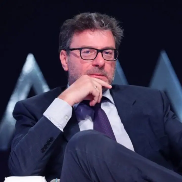 Forum Ambrosetti, Giorgetti ammette: «Non siamo stati fenomeni». Schlein: «Rimettere in moto il Paese»\n