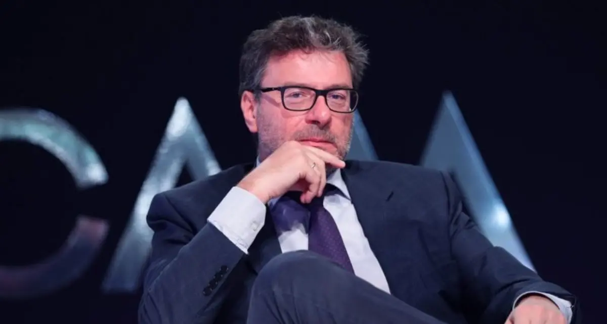 Forum Ambrosetti, Giorgetti ammette: «Non siamo stati fenomeni». Schlein: «Rimettere in moto il Paese»\n