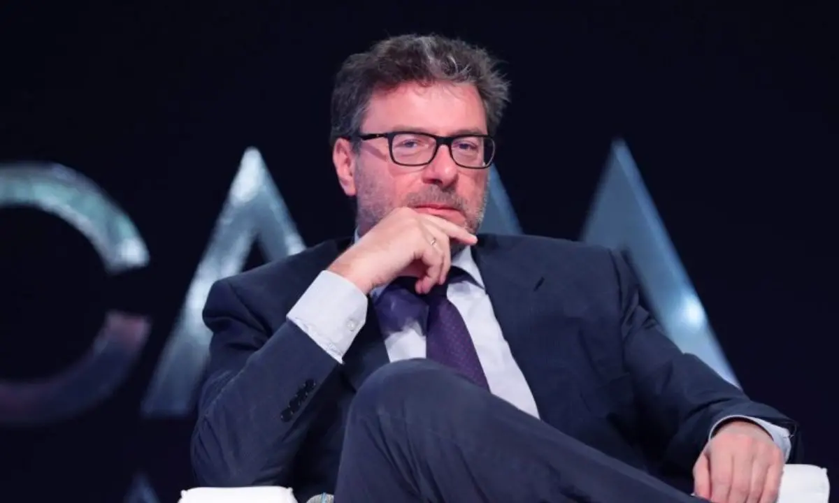 Forum Ambrosetti, Giorgetti ammette: «Non siamo stati fenomeni». Schlein: «Rimettere in moto il Paese»\n