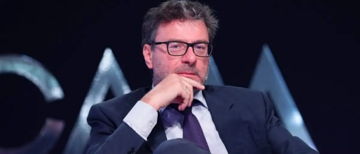 Forum Ambrosetti, Giorgetti ammette: «Non siamo stati fenomeni». Schlein: «Rimettere in moto il Paese»\n
