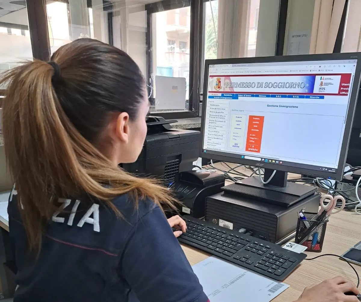 Reggio, la polizia esegue\u00A014 rimpatri con accompagnamento alla frontiera effettuati negli ultimi mesi\n