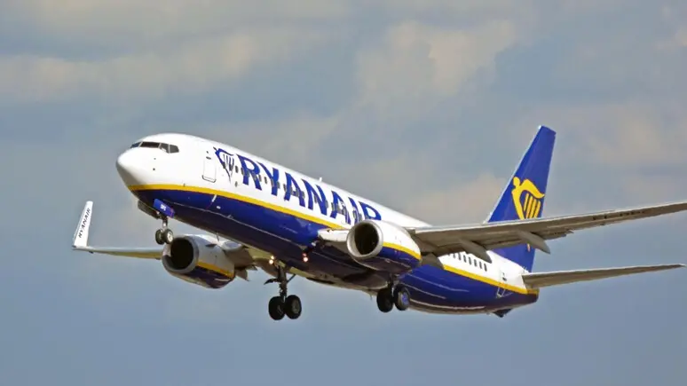 <p>Caro carburante, Ryanair taglia i voli per l’inverno 2026: ecco quanti ne saltano in Calabria</p>