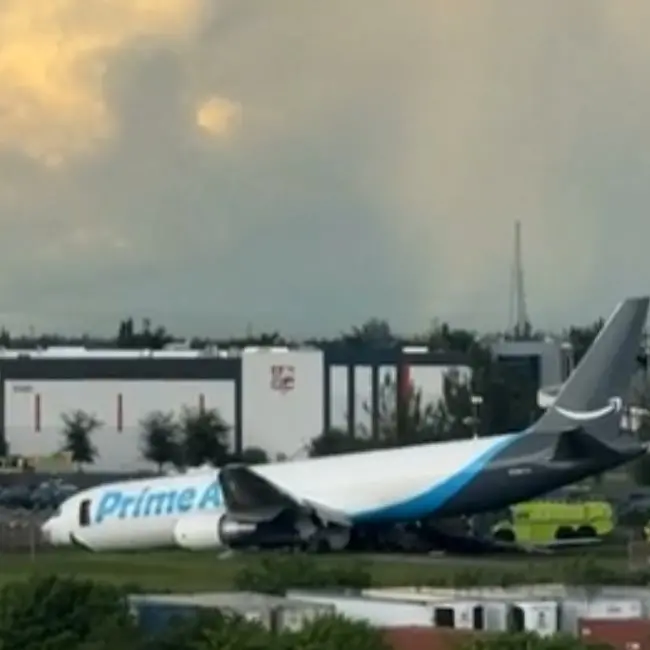 Aereo cargo di Amazon finisce fuori pista durante l’atterraggio all’aeroporto di Miami: 5 morti e 5 feriti\n