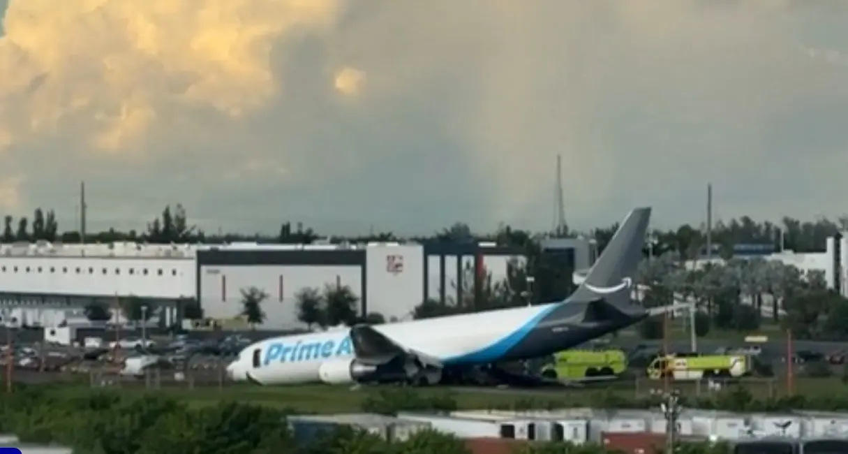 Aereo cargo di Amazon finisce fuori pista durante l’atterraggio all’aeroporto di Miami: 5 morti e 5 feriti\n