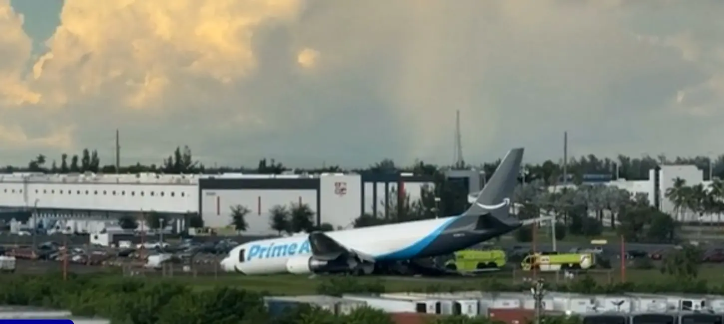 Aereo cargo di Amazon finisce fuori pista durante l’atterraggio all’aeroporto di Miami: 5 morti e 5 feriti\n