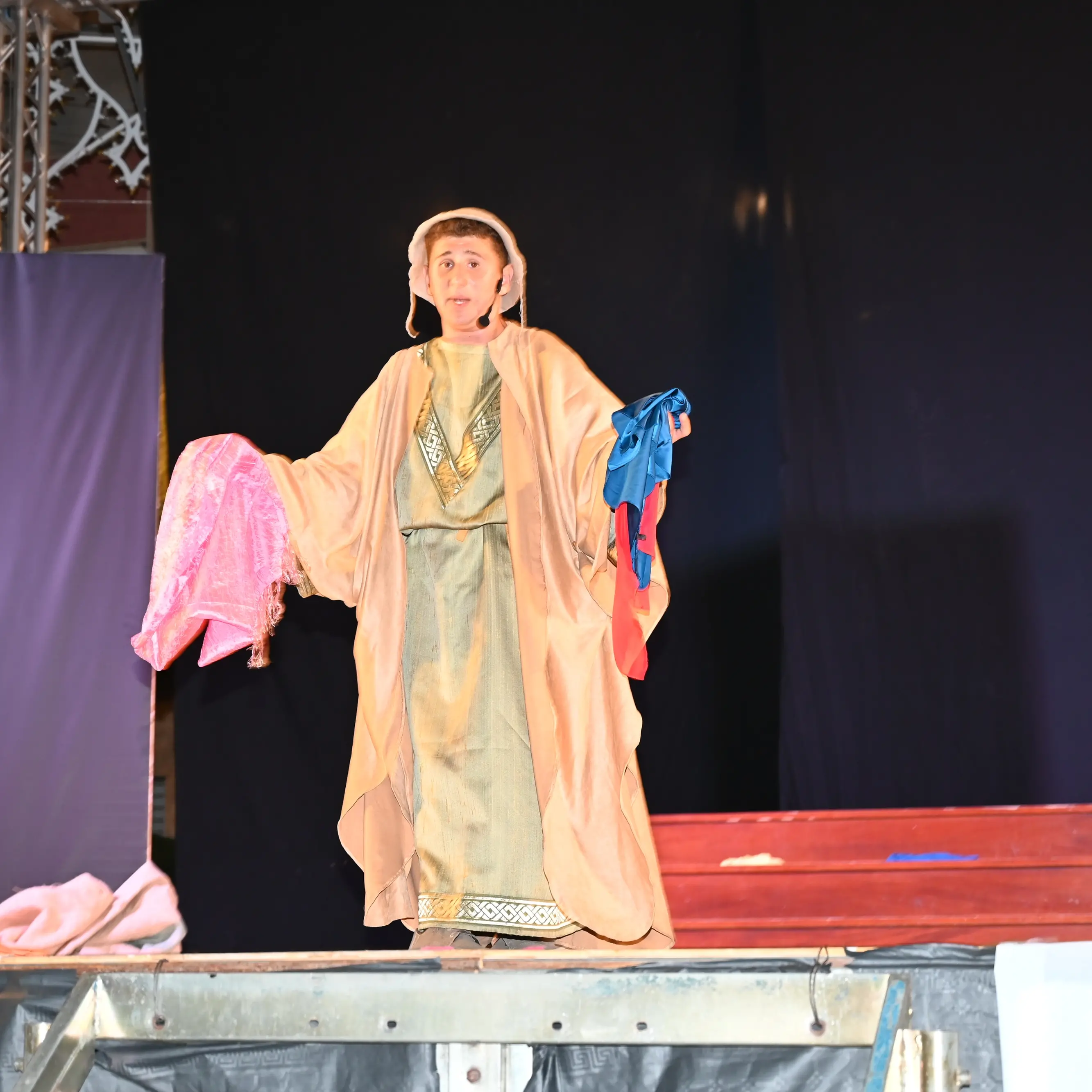 Taurianova, una piazza diventa teatro e i giovani raccontano il Vangelo: “Forza venite gente” emoziona la comunità con Francesco d’Assisi\n