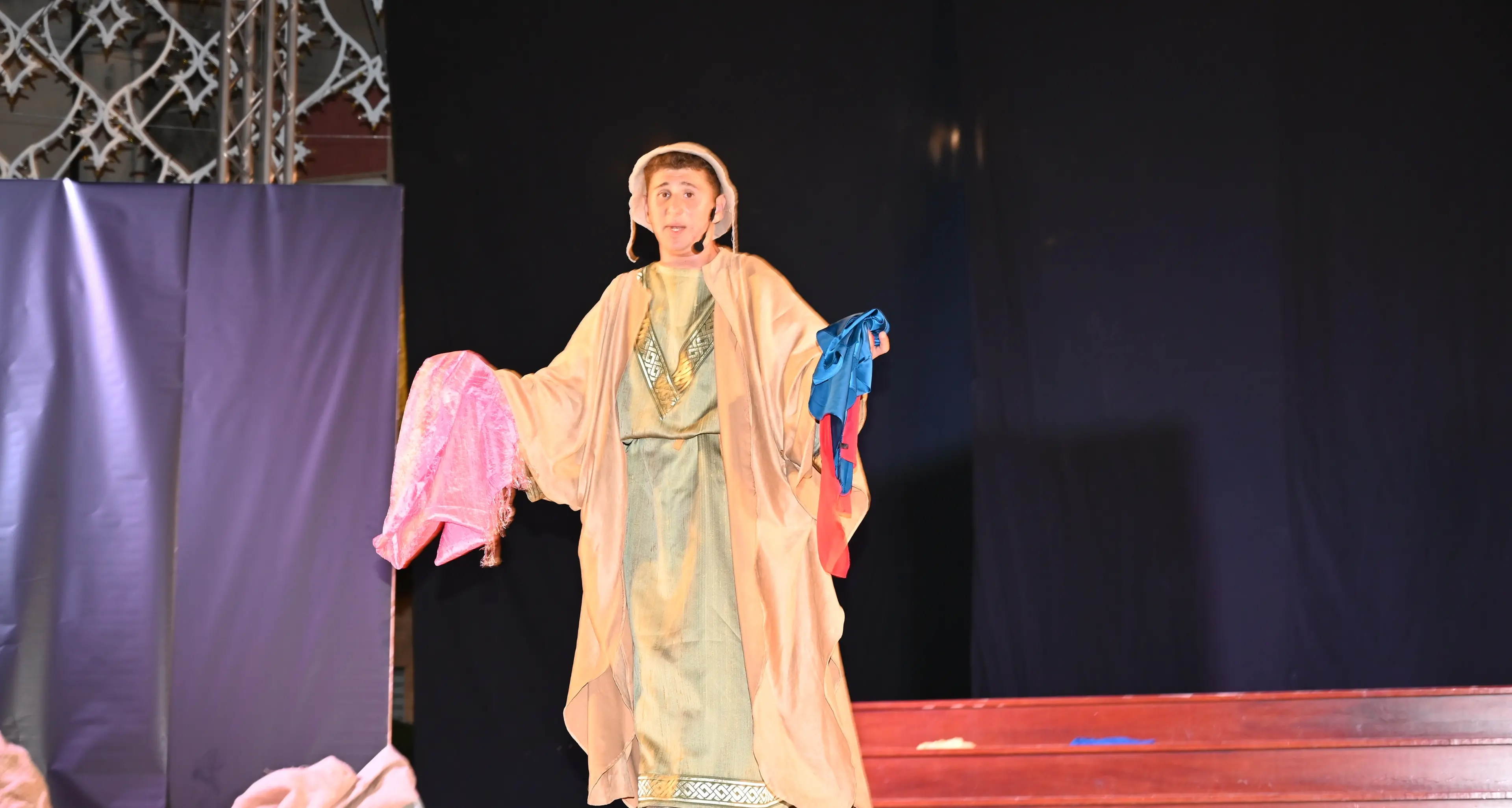 Taurianova, una piazza diventa teatro e i giovani raccontano il Vangelo: “Forza venite gente” emoziona la comunità con Francesco d’Assisi\n