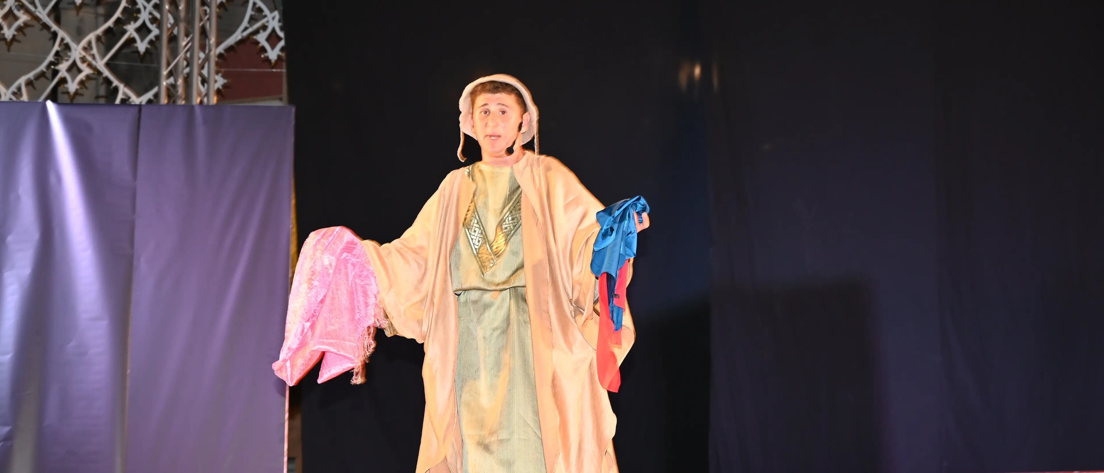 Taurianova, una piazza diventa teatro e i giovani raccontano il Vangelo: “Forza venite gente” emoziona la comunità con Francesco d’Assisi\n