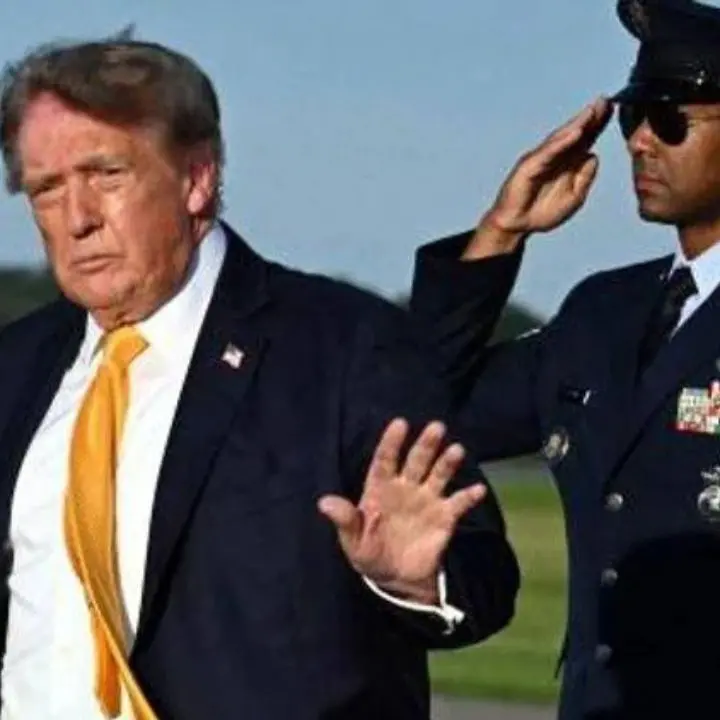 Donald Trump cambia look: capelli più scuri e il web impazzisce\n