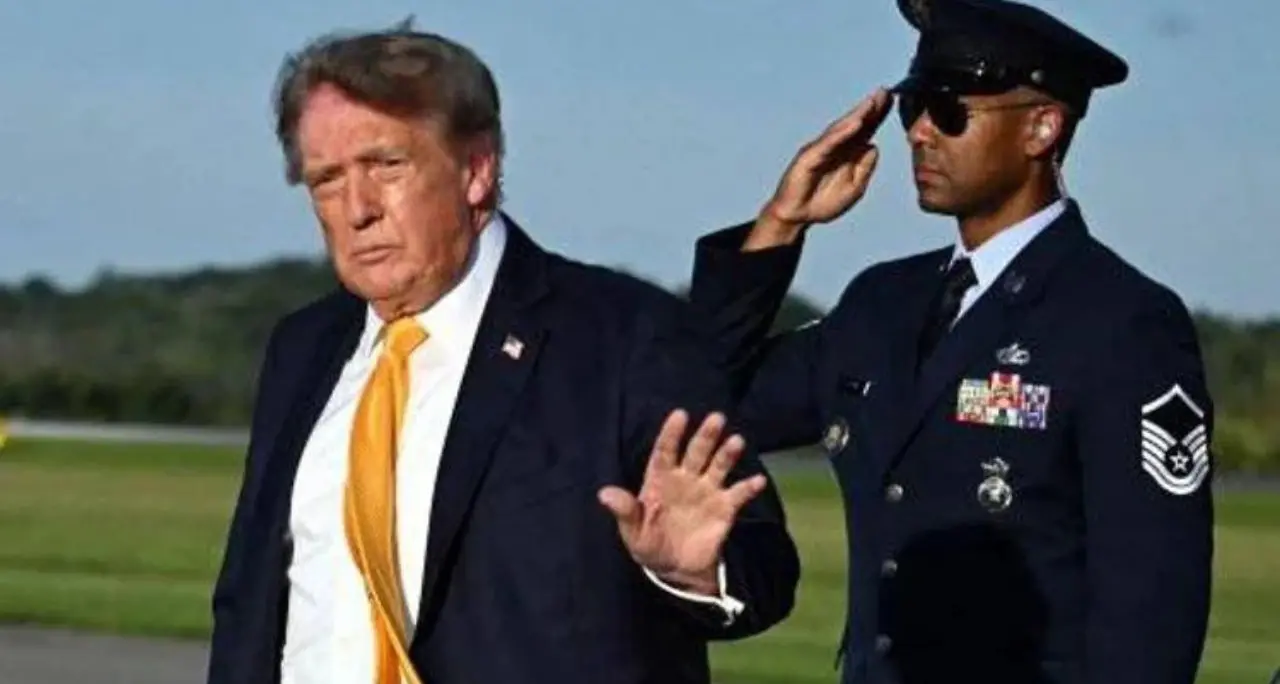 Donald Trump cambia look: capelli più scuri e il web impazzisce\n