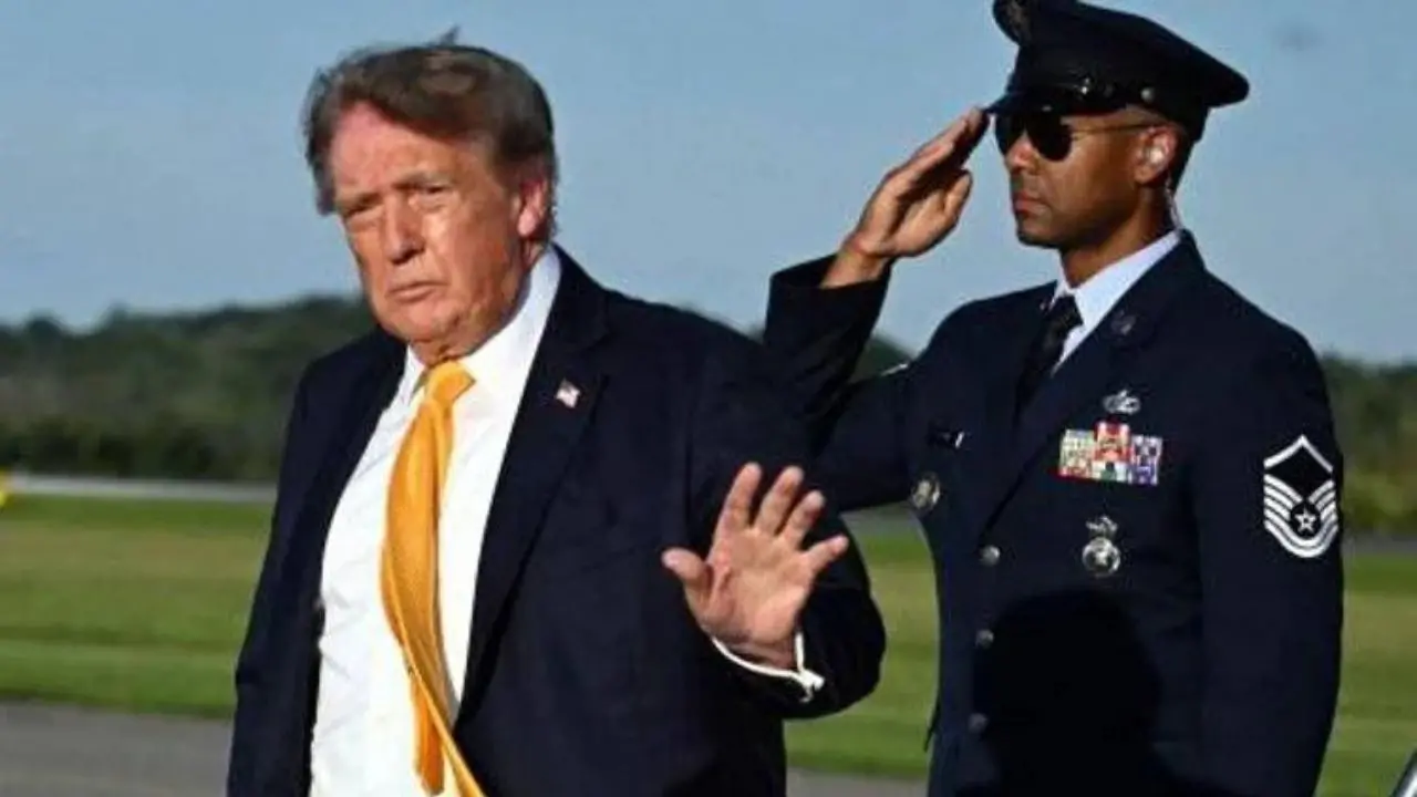 Donald Trump cambia look: capelli più scuri e il web impazzisce\n