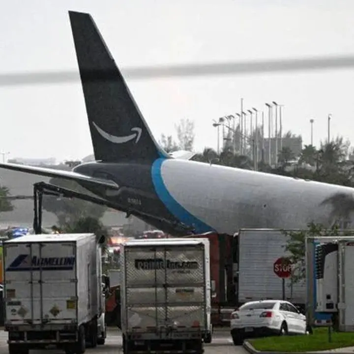 Incidente aereo a Miami, cinque morti: indagine sul cargo Amazon finito fuori pista\n