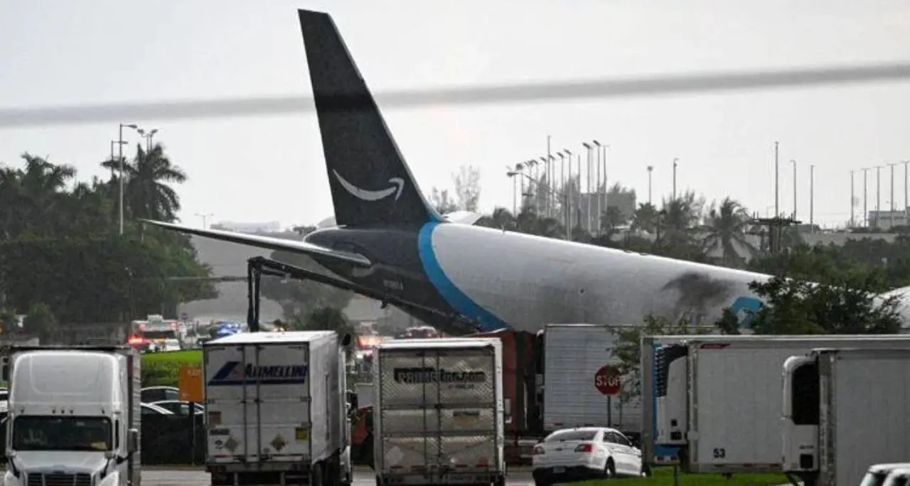 Incidente aereo a Miami, cinque morti: indagine sul cargo Amazon finito fuori pista\n