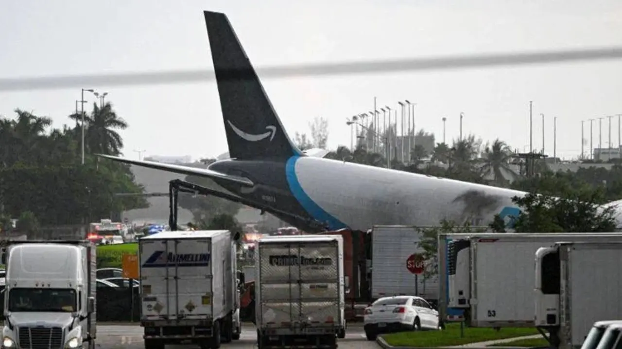 Incidente aereo a Miami, cinque morti: indagine sul cargo Amazon finito fuori pista\n