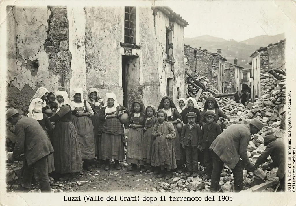L’eco delle pietre, la fermezza dei volti:\u00A0il terremoto dell'8 settembre 1905 in Calabria oltre la retorica del disastro\n