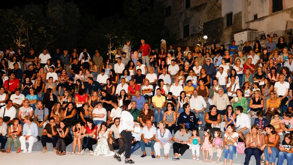 <p>Folla di gente al Festival delle Serre di Cerisano</p>\\n