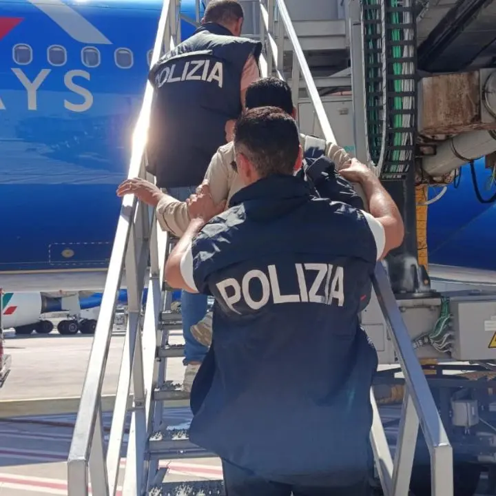 Crotone, rimpatriato un 39enne indiano irregolare: divieto di rientro per tre anni\n