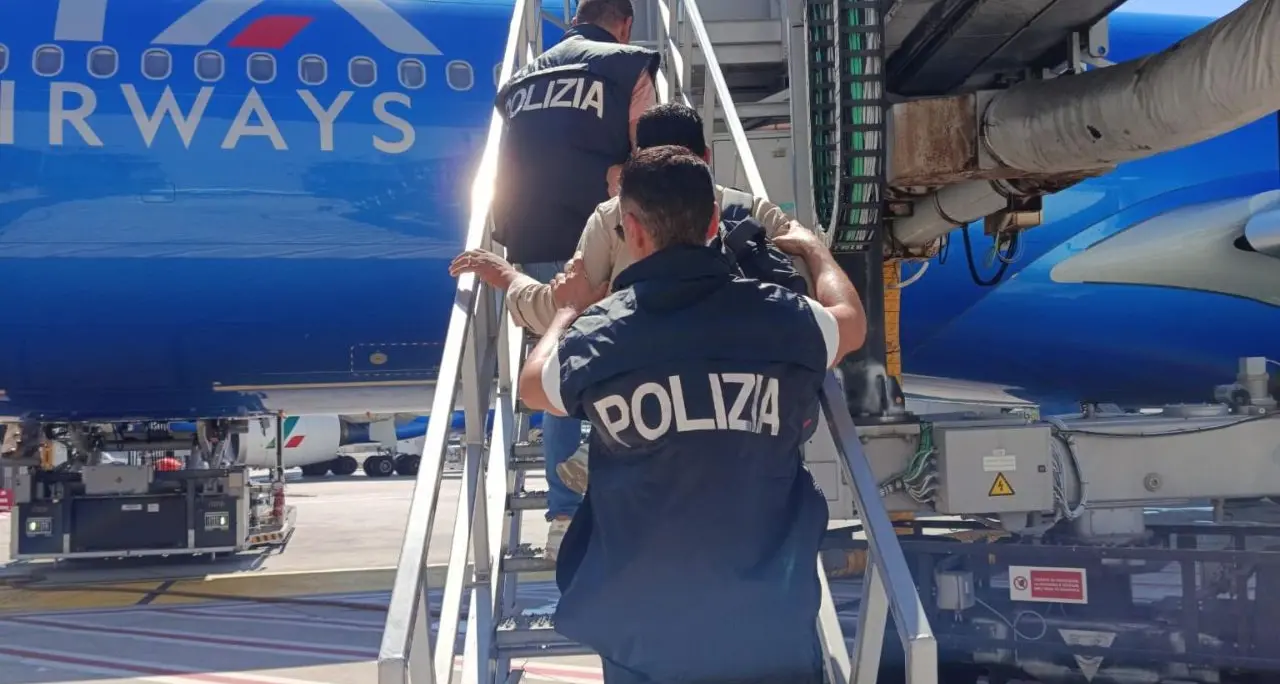 Crotone, rimpatriato un 39enne indiano irregolare: divieto di rientro per tre anni\n