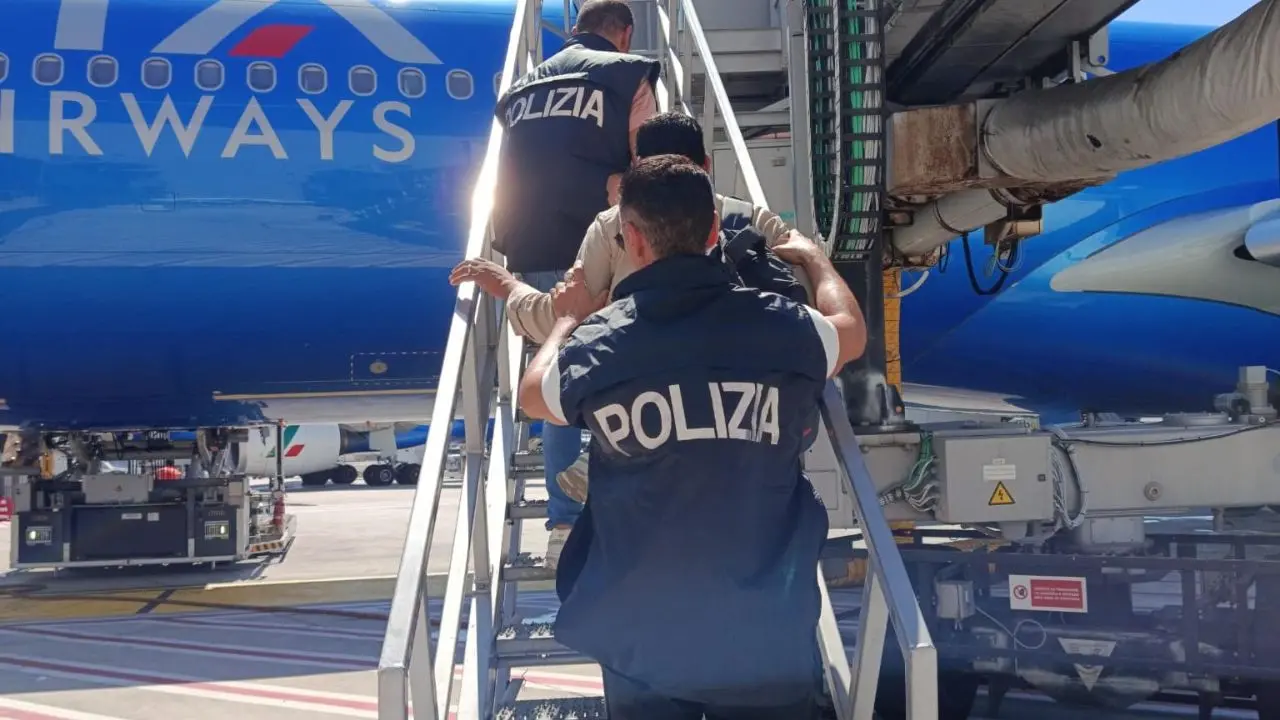 Crotone, rimpatriato un 39enne indiano irregolare: divieto di rientro per tre anni\n