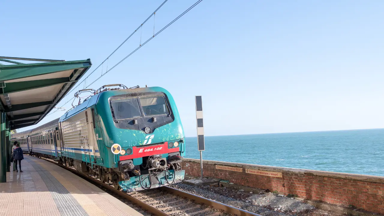 Sciopero dei treni, cancellazioni e disagi anche in Calabria: ecco le tratte interessate\n