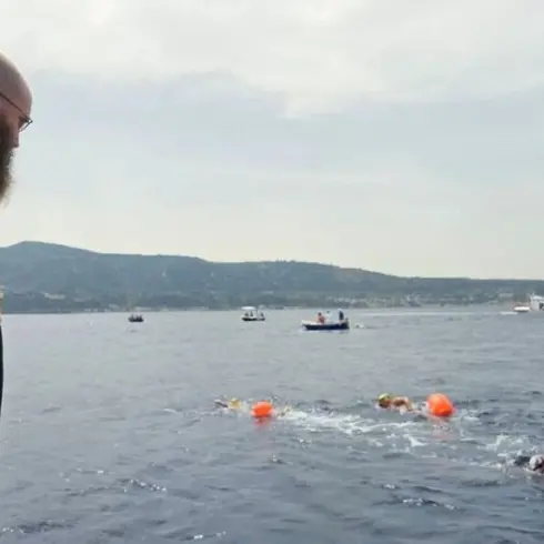 Monaco benedettino attraversa a nuoto lo Stretto di Messina: 4 chilometri tra fede, sport e tempi da record\n