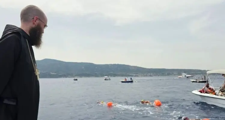 <p>Monaco benedettino<span style=\"color:hsl(0, 75%, 60%);\"> attraversa a nuoto</span> lo Stretto di Messina: 4 chilometri tra fede, sport e tempi da record</p>