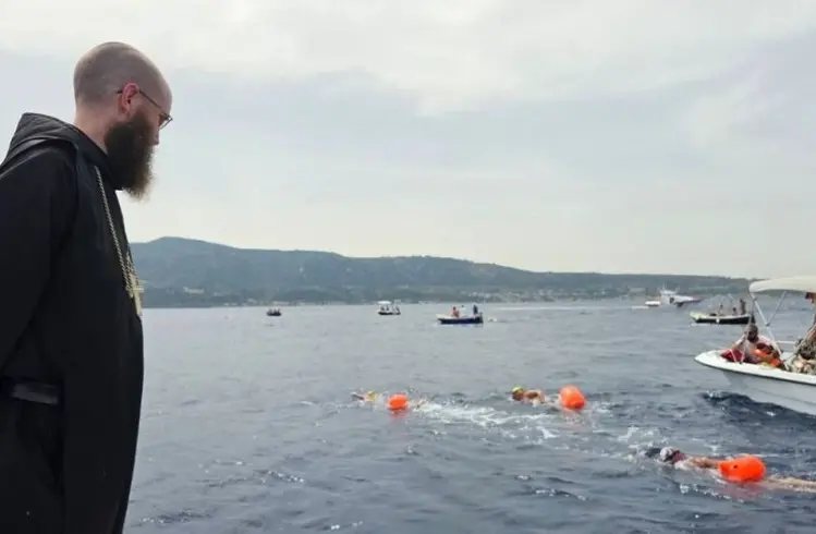 Monaco benedettino attraversa a nuoto lo Stretto di Messina: 4 chilometri tra fede, sport e tempi da record\n