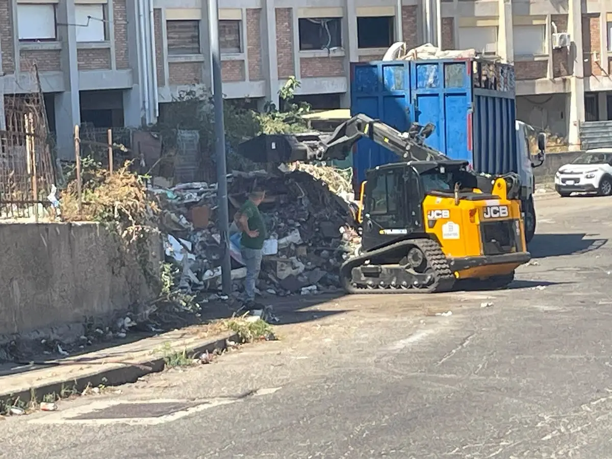 Al via la pulizia straordinaria ad Arghillà nord, il coordinamento di quartiere: «Cassonetti e\u00A0videosorveglianza per non vanificare l’intervento»