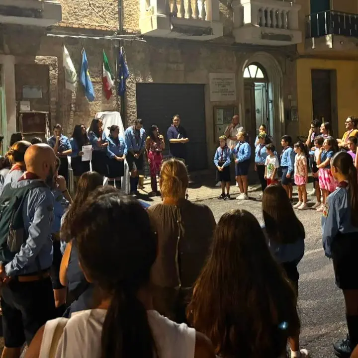 Cetraro, gli scout sedicenni realizzano una biblioteca gratuita all’aperto e una panchina letteraria\n