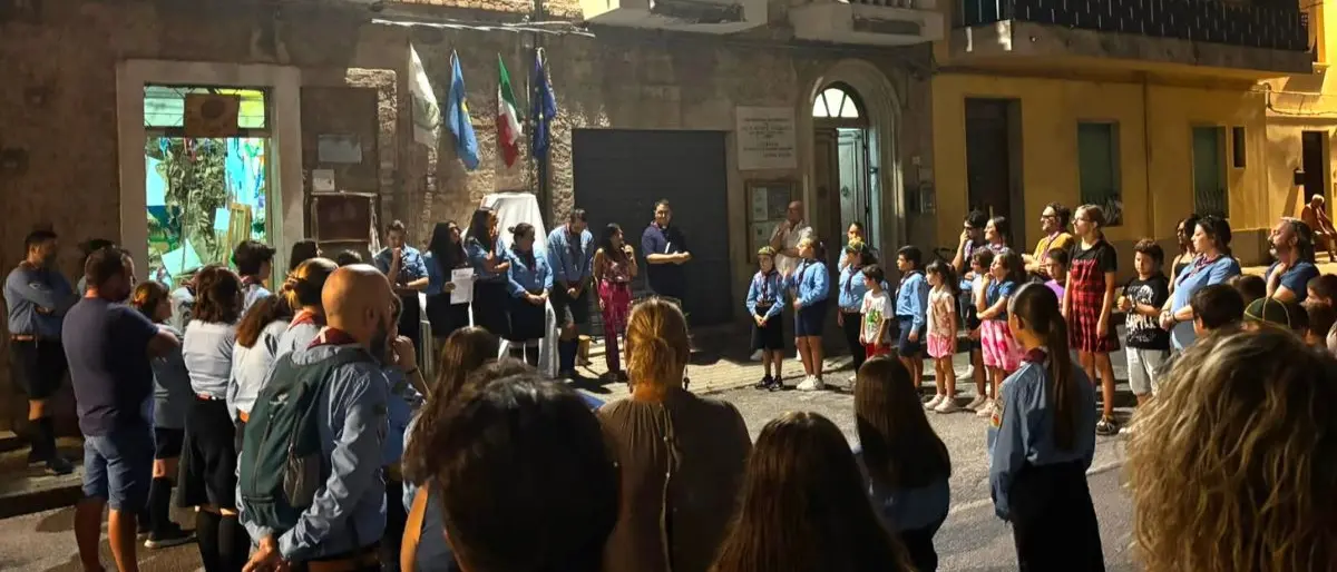 Cetraro, gli scout sedicenni realizzano una biblioteca gratuita all’aperto e una panchina letteraria\n