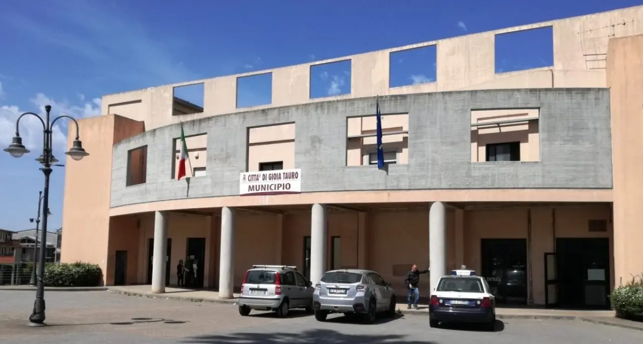<p>Gioia Tauro, la giunta si stringe attorno al sindaco Scarcella: «Pronti a scendere in piazza»</p>