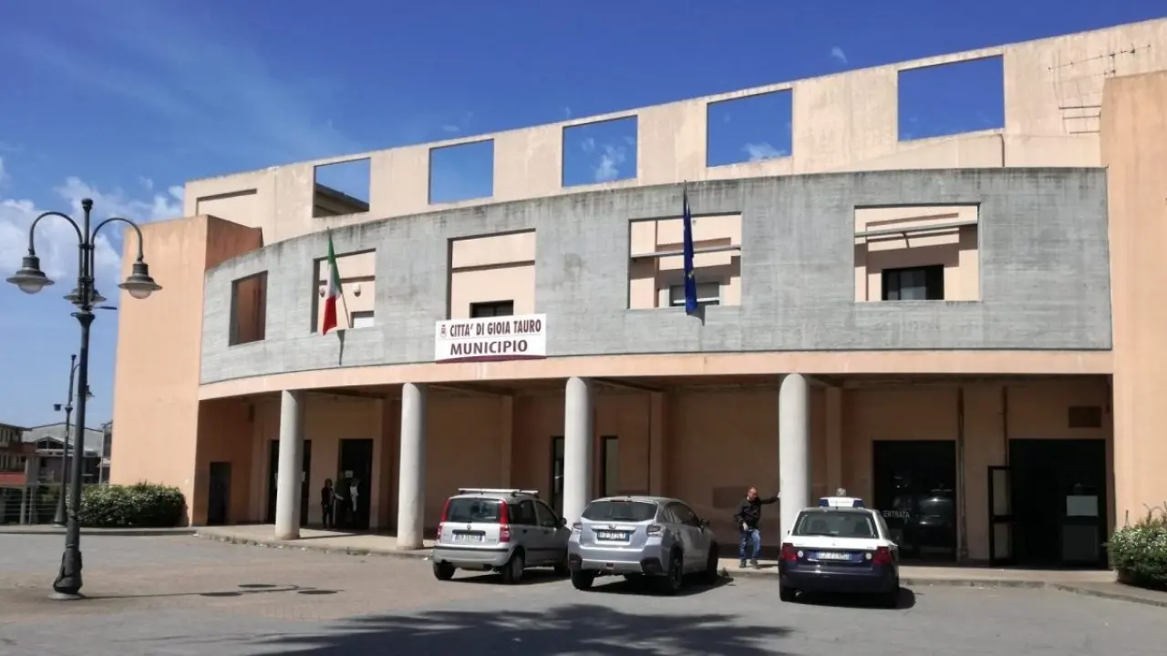 Gioia Tauro, l’esecutivo si stringe attorno al sindaco Scarcella: «Pronti a scendere in piazza»\n