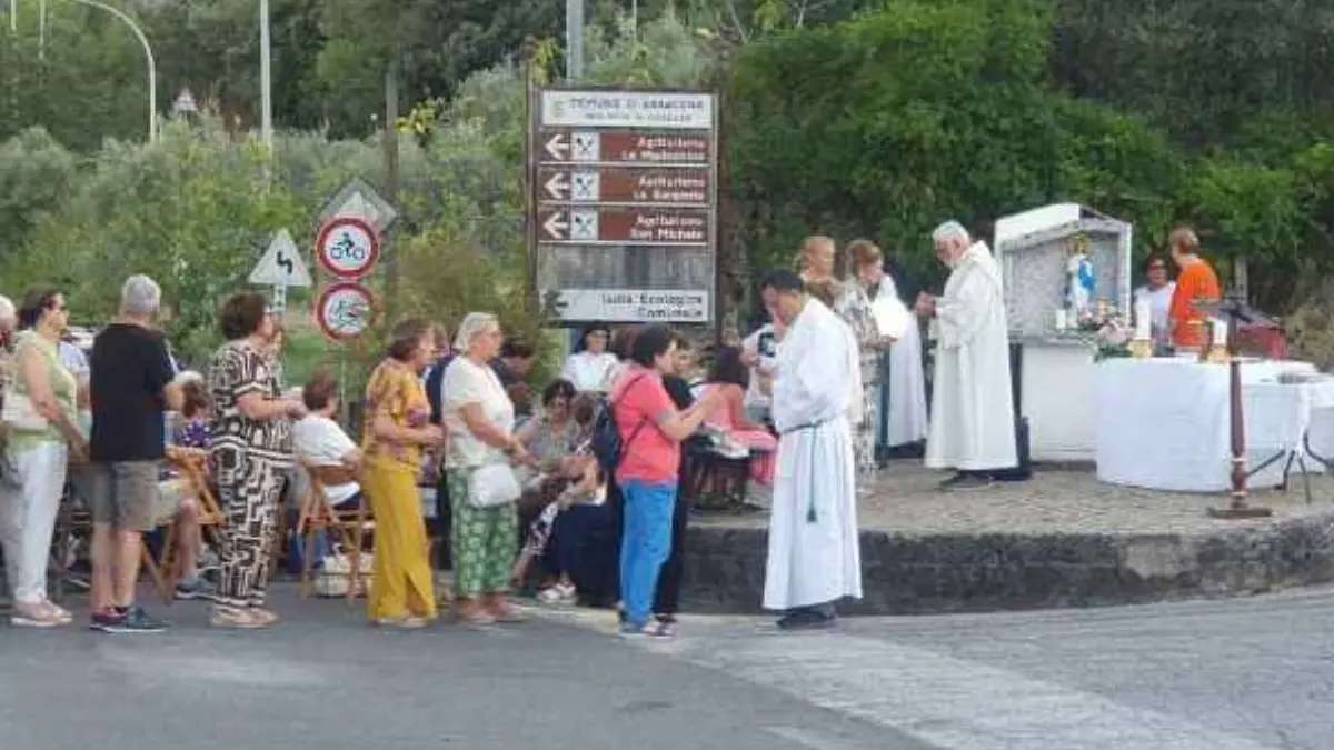 <p>L&rsquo;edicola mariana del Bivio Nord durante le celebrazioni religiose a Saracena</p>\\n