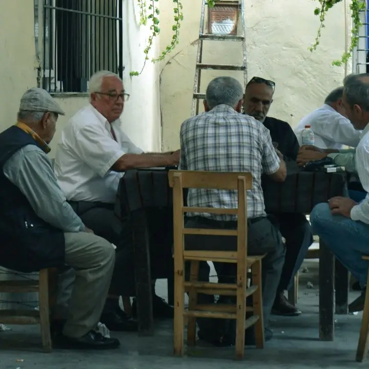 Pensioni a 64 anni, ma con un assegno più basso: ecco la proposta che divide il Governo sulla Manovra 2027\n